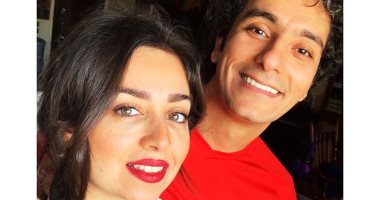 محمد محسن بتيشيرت الأهلى مع زوجته هبة مجدى فى ليلة السوبر المصرى.. صور
