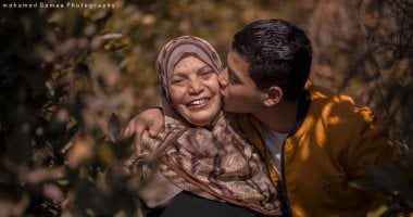 صور.. طالب يفاجئ والدته بـ"فوتو سيشن" فى أرض زراعية بطنطا تعبيرًا عن حبه