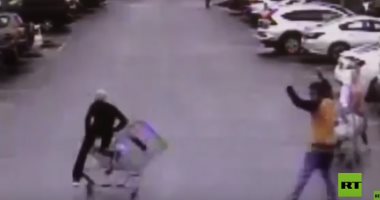 ولها فوائد أخرى.. رجل يُوقف لصًا بعربة تسوق