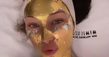 عشان ترطب بشرتها.. بيلا حديد بماسك من الذهب عيار 24.. فيديو
