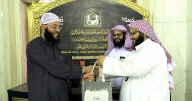 شؤون الحرمين توزع 5000  حقيبة على قاصدى المسجد الحرام.. صور