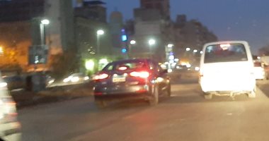 اضبط مخالفة.. ميكروباص يسير بدون لوحة معدنية فى شارع جسر السويس