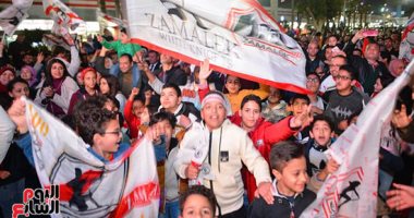 سوبر كورة ..شاهد جماهير الزمالك تعطل حافلة الأهلى فى الإمارات احتفالا بالسوبر