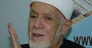 القارئ الخاشع.. 4 سنوات على رحيل الشيخ أحمد محمد عامر.. تصدى لقرار وزير الأوقاف بمنع سفر القراء فوق سن 65 عاما.. منحه ملك ماليزيا وسام التقدير.. وابنه: "قبل وفاته صرخ وقال أنا من آل البيت"