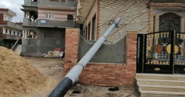 قارئ يشكو سقوط عامود كهرباء في عزبة الصياد بمحافظة البحيرة 