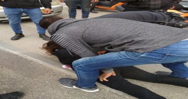 لحظة اعتقال الشرطة الإسرائيلية فلسطينية بذريعة محاولة تنفيذها عملية طعن بالقدس
