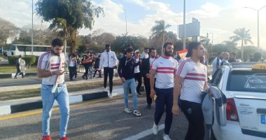 بدء توافد المئات من جماهير نادي الزمالك علي مطار القاهرة...صور 