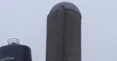 لحظة هدم صومعة غلال فى ولاية إلينوى الأمريكية.. فيديو