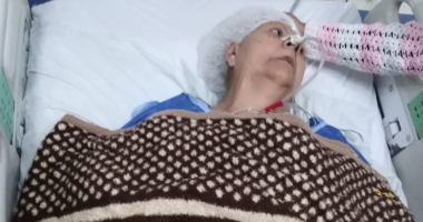 صور.. الحاجة أمينة أصيبت بجلطة فى المخ وتناشد الصحة توفير سرير لعلاجها