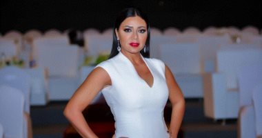رانيا يوسف تطل بالأبيض في مهرجان الفجيرة بالإمارات.. صور