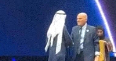 فيديو.. سقوط مجدى يعقوب أثناء تكريمه فى دبى ومحمد بن راشد يساعده على النهوض