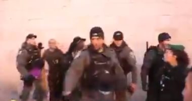 جنود الاحتلال يلاحقون مسنة توزع الحلوى على المصلين فى المسجد الأقصى.. فيديو