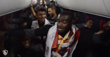 شاهد.. كاسونجو يُغنى "السلام عليكم" ويرقص مع لاعبى الزمالك احتفالاً بالسوبر