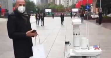 روبوت شرطة يحذر المواطنين فى شنجهاى من عقوبات عدم ارتداء الكمامات.. فيديو