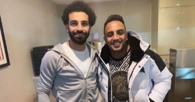 أوس أوس يتحدث عن علاقته مع محمد صلاح فى صحيفة إنجليزية.. صور