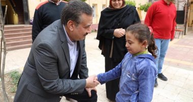 صور.. محافظ المنوفية يفاجىء مؤسسة تربية البنات ويطالب بحسن معاملة الأيتام