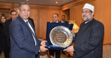 شرطة السياحة والآثار تكرم وزير الأوقاف وتهديه درع القطاع تقديرا لجهوده