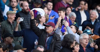 برشلونة ضد إيبار.. جماهير البارسا تهاجم رئيس النادى بالمناديل البيضاء.. فيديو