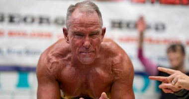 عجوز يحطم الرقم القياسى لتمرين الـ plank ويدخل موسوعة جينيس بـ 8 ساعات