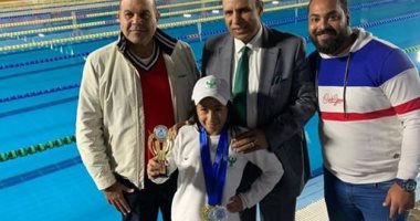 قارئ يشارك بصورة ابنته بعد حصولها على أفضل سباحة فى بطولة المنطقة ببورسعيد