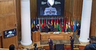 صور.. رئيس المحكمة الدستورية العليا يهدى درع المحكمة لرئيس الوزراء