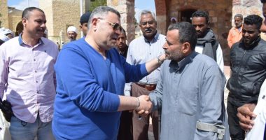 مجلس مدينة مرسى علم يسلم مواطن من ذوى الاحتياجات مكاناً لبيع الخضار.. صور
