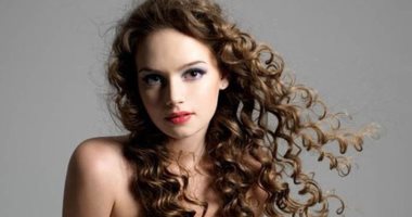 وصفات طبيعية للشعر الكيرلي.. زيت الخروع والبيض مفيش أحسن منهم