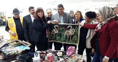 نائب رئيس جامعة بنها يفتتح معرض الملابس الخيرى للطلاب