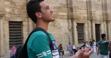 منشد المرضى: هدفى تطييب الخواطر ومرض والدى حفزنى لمساعدة الآخرين بالإنشاد