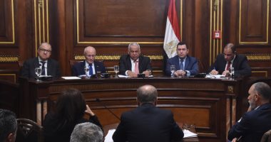 إنتاج أول أتوبيس كهربائى نوفمبر المقبل.. وزير الإنتاج: الحكومة قلبها على الفقير.. القطاع الخاص العمود الفقرى للاقتصاد ومحدش بيفرض علينا حاجة.. وكفاية 40 سنة محصورين فى التجميع..وحوافز لتشجيع السيارات الكهربائية