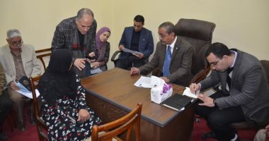 محافظ الإسماعيلية يستمع لمشاكل المواطنين ويوافق على إعانات.. صور