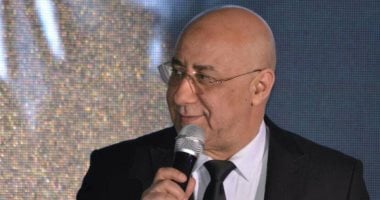 الشاعر بهاء الدين محمد يدرس عرضا بتقديم برنامج تليفزيونى