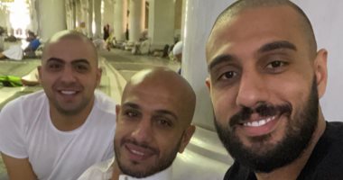 صور.. الجباس والشناوى يؤديان مناسك العمرة