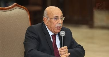 صور.. رئيس نادى القضاة يهدى مفيد شهاب درع النادى