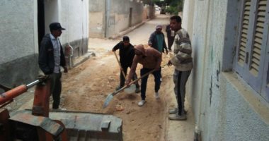 صور.. محافظة مطروح تكرر تجربة الإنترلوك بعد نجاحها.. تطوير منطقة الأفراد ورصف الشوارع الضيقة والأزقة ببلاط الإنترلوك على غرار منطقة السواني.. والمحافظ : التطوير الحقيقى يبدأ من المناطق المحرومة