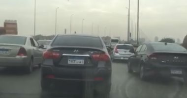 كثافات مرورية بسبب حادث تصادم سياراتين بطريق الواحات الصحراوى 