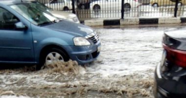 سقوط أمطار شديدة وارتفاع منسوب المياه فى شوارع مدينة نصر.. فيديو