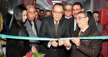 محافظ الشرقية يفتتح معرض منتجات مدارس التعليم المزدوج (صور)