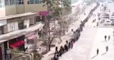 أطول طابور ممكن تشوفه.. المئات يصطفون بكوريا الجنوبية للحصول على كمامات بسبب كورونا