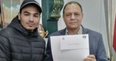 محافظ الشرقية يكرم عمر خالد لاعب المنتخب الوطنى لكرة اليد لفوزه ببطولة العالم