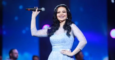 ديانا كرزون تغنى للعندليب الأسمر.. وتبهر الحضور بـ"انسانى مابنساك" بالفجيرة