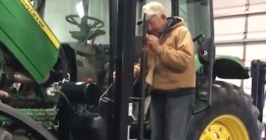 شاب يصنع مصعدا بجرار والده لعجزه عن الوصول لكابينة القيادة.. فيديو