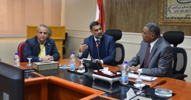 محافظ مطروح يناقش مقترح تطوير مناطق بواحة سيوة للحفاظ على الطابع البيئى