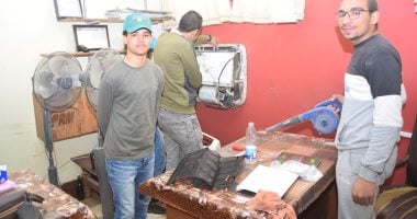 طلاب التكنولوجيا والتعليم يواصلون صيانة 3000 جهاز تكييف بجامعة سوهاج