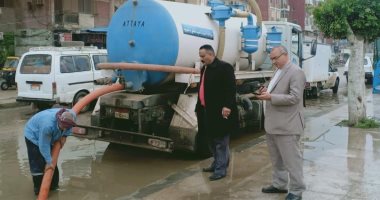 "الإسكان وشركات المياه" ينجحان فى مواجهة الأمطار بالمحافظات والمدن الجديدة.. عاصم الجزار يشكل غرفة عمليات مركزية.. 3 أجهزة مدن تدعم القاهرة الجديدة لرفع المياه.. ورئيس مياه القليوبية فى شوارع المحافظة حتى الفجر
