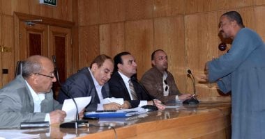 صور.. نائب محافظ الأقصر يتلقى شكاوى حول الإسكان الشعبى والتضامن بـ"اليوم المفتوح"