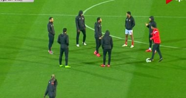 شاهد.. لاعبو الأهلى يجرون عمليات الإحماء رغم عدم وصول الزمالك