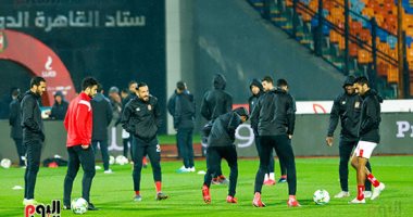 لاعبو الأهلى يجرون عمليات الإحماء