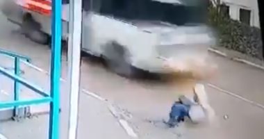 نجاة فتاة روسية من الموت بإعجوبة ..فيديو