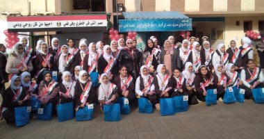 صور.. وكيل تعليم كفر الشيخ تكرم 46 طالبه متفوقه بمدرسة إعدادية
